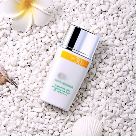 水合和白色的光折保护隔离防晒乳液